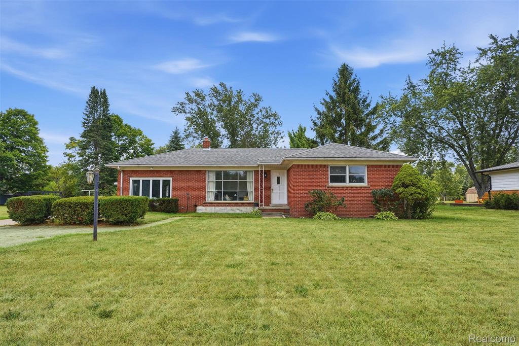 61305 Fairland Drive, Lyon charter township