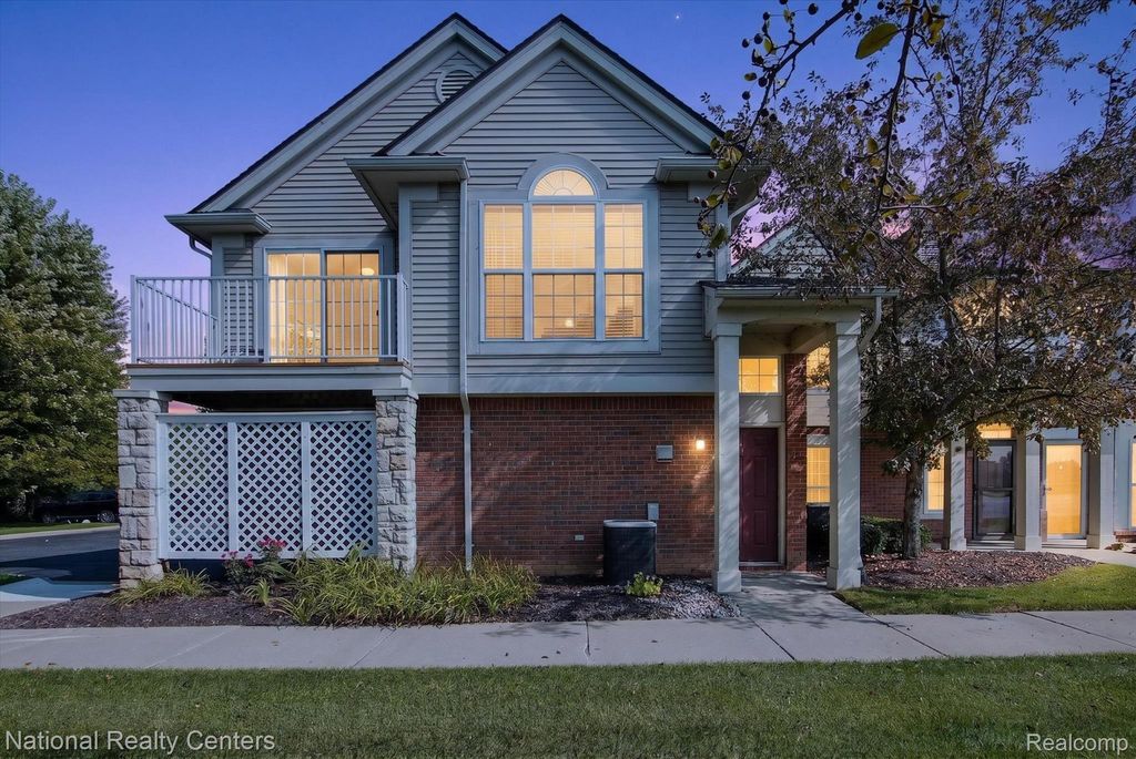 28190 Oakmonte Circle E, Lyon charter township
