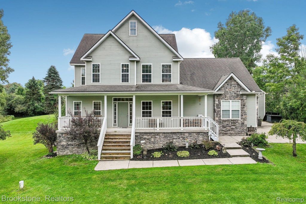 2633 Groveland Road, Groveland township