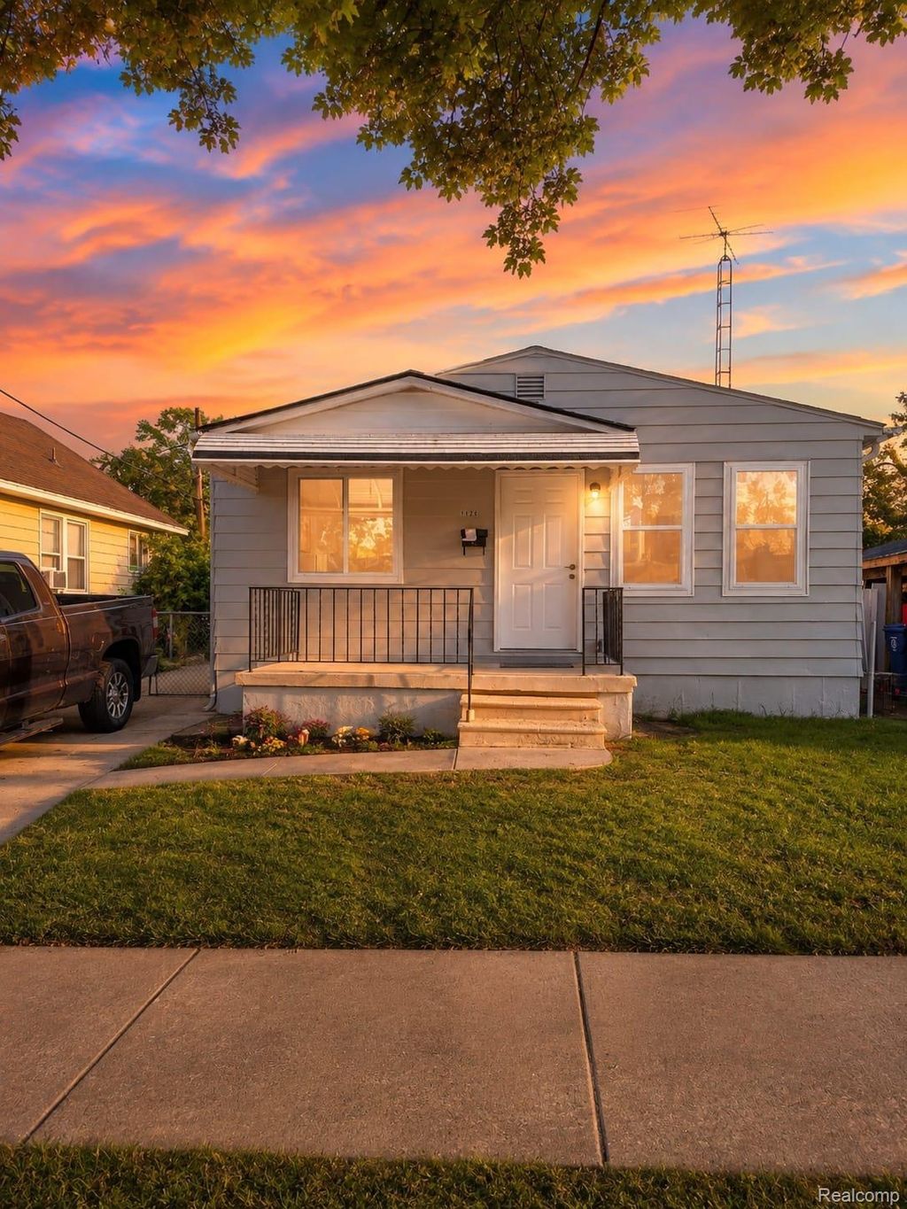 1126 Ossington Avenue, Flint city