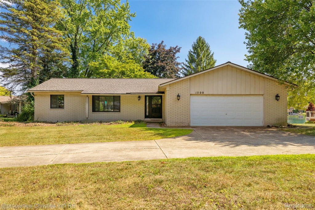 1500 3 Lakes Drive, Troy city