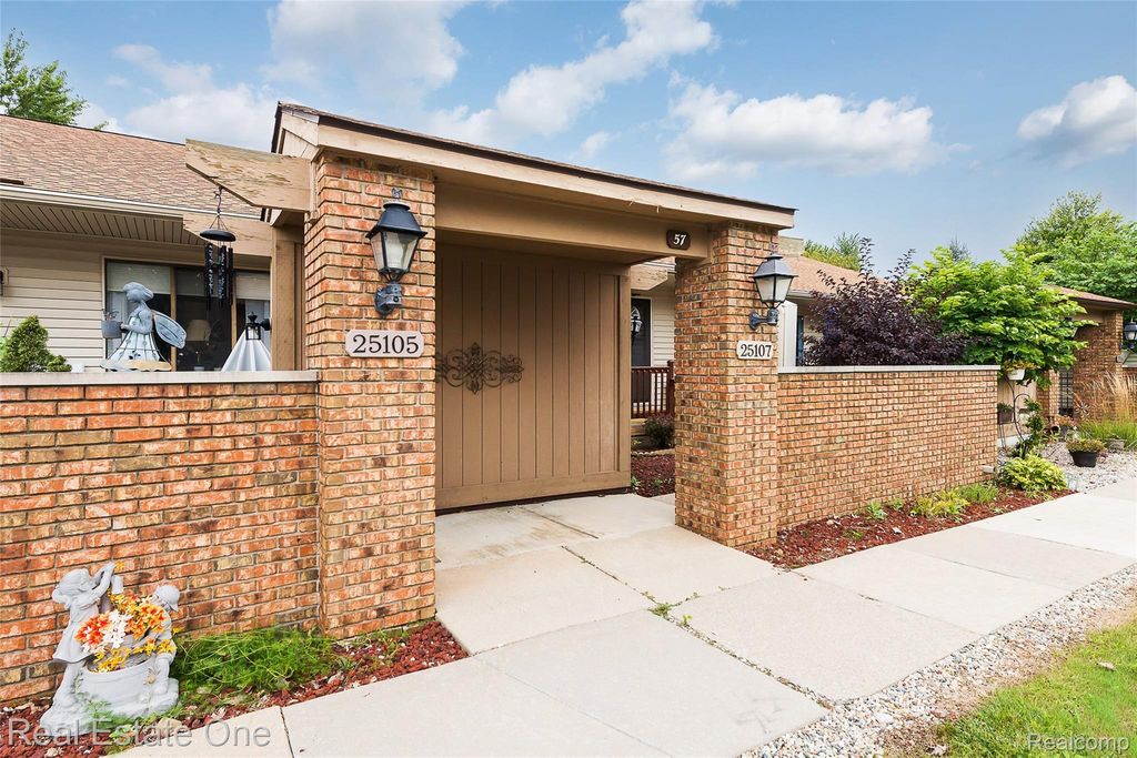 25107 Hamilton Court 4, South Lyon