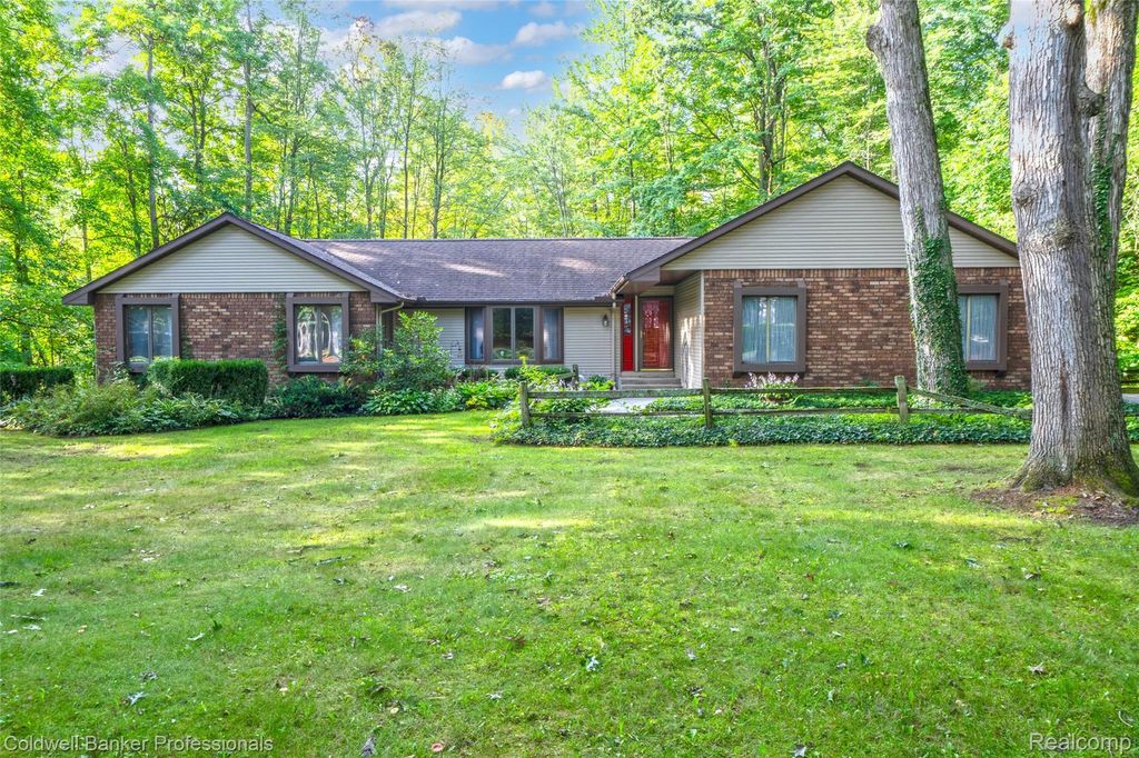 155 Saratoga Trail, Lapeer