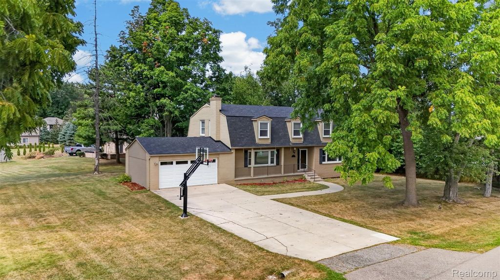 2499 Horseshoe Drive, West Bloomfield