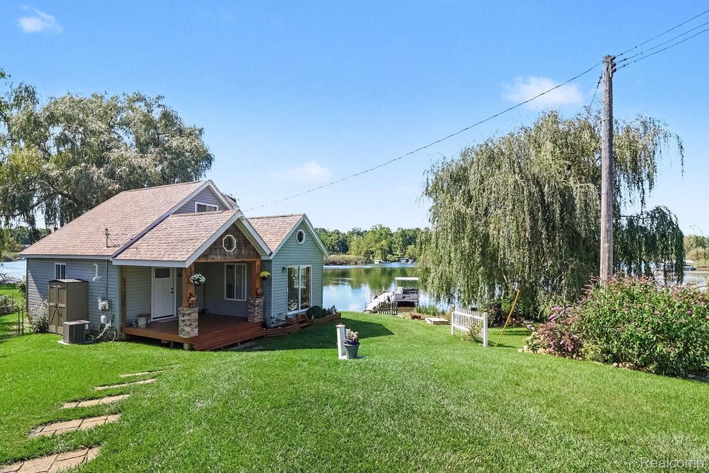 525 Hillwood Road, White Lake