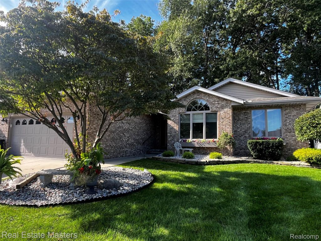 3923 Oak Hills Circle, Port Huron