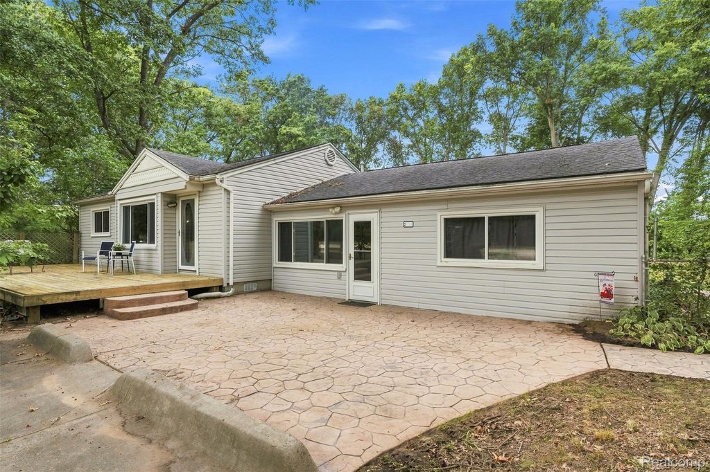 23366 Superior Parkway, Taylor city