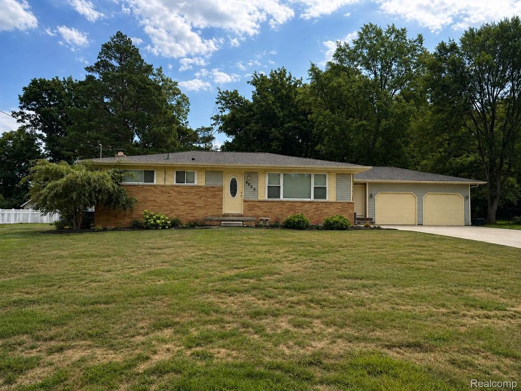 5060 Tahquamenon Trail, Flushing charter township