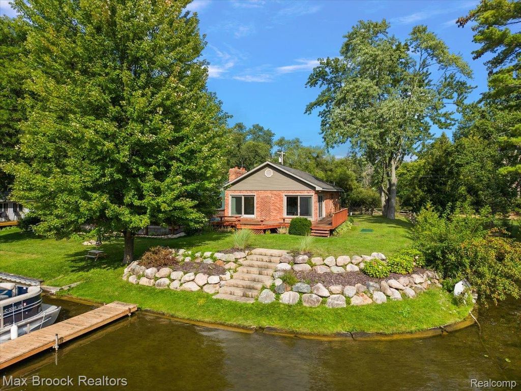 1930 Lake Pointe Drive, Brandon charter township