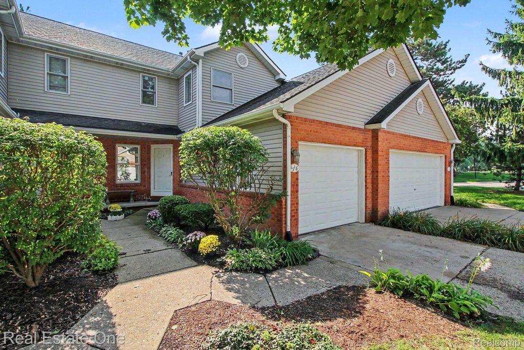 1318 Steeplechase Court, Howell township