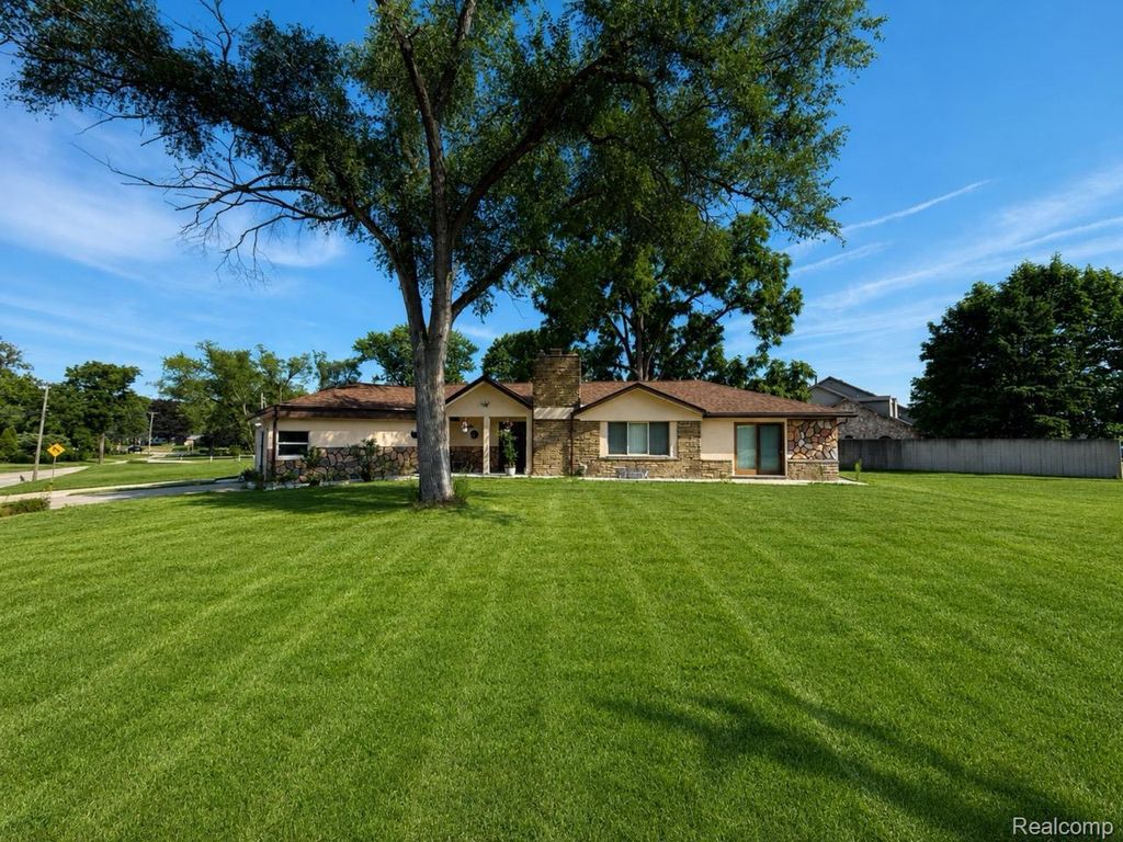 15500 Millar Road, Clinton charter township