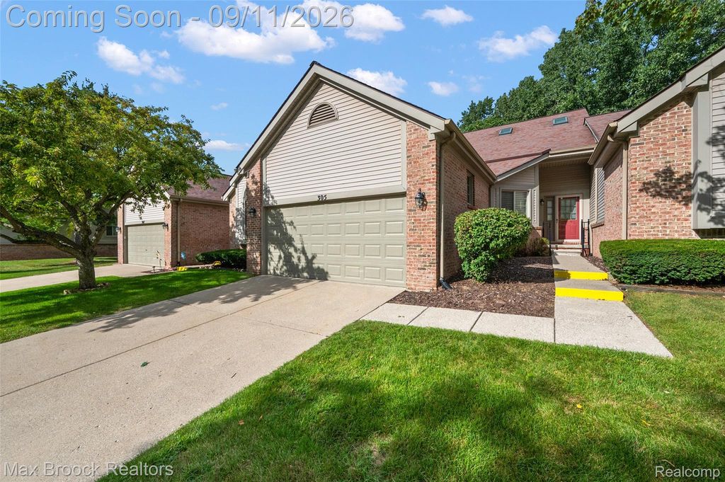 305 Pineknoll Court, Brighton