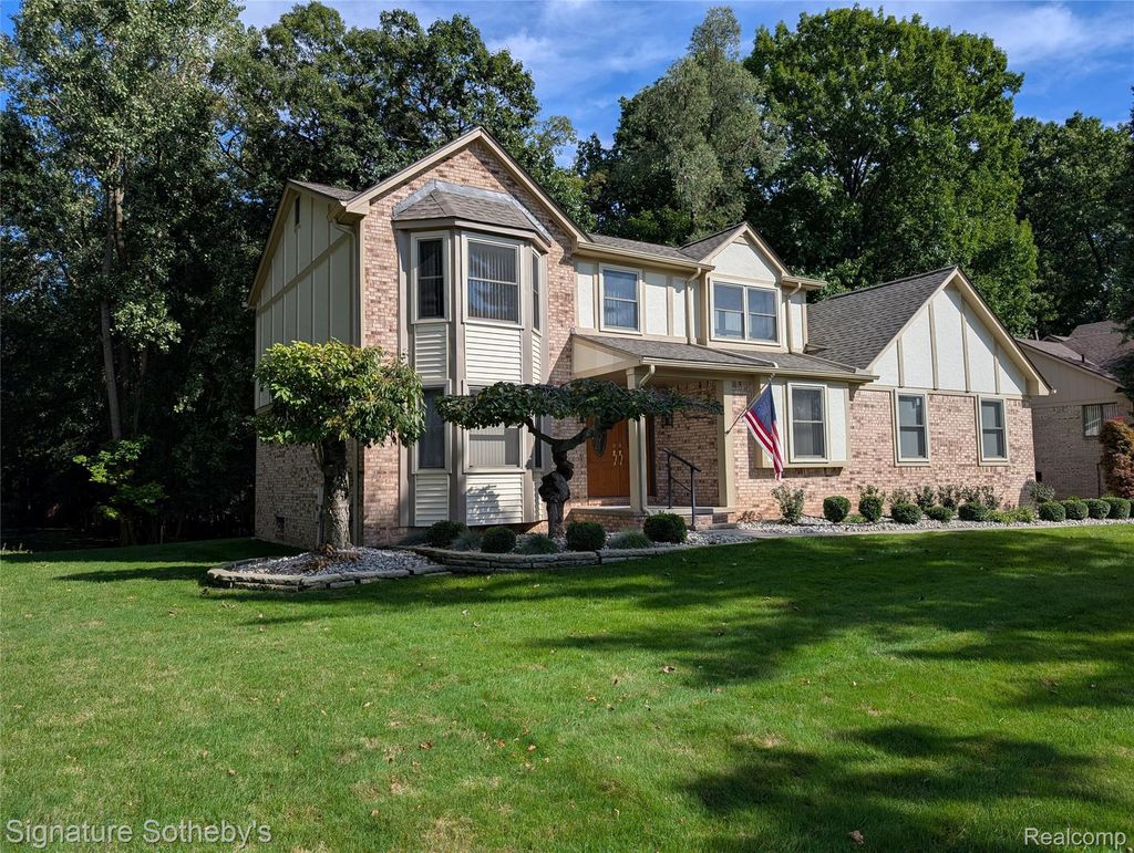 5303 Woodrun Drive, West Bloomfield