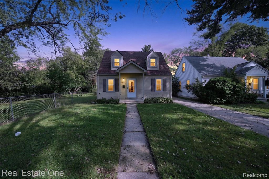26040 Hanover Street, Dearborn Heights