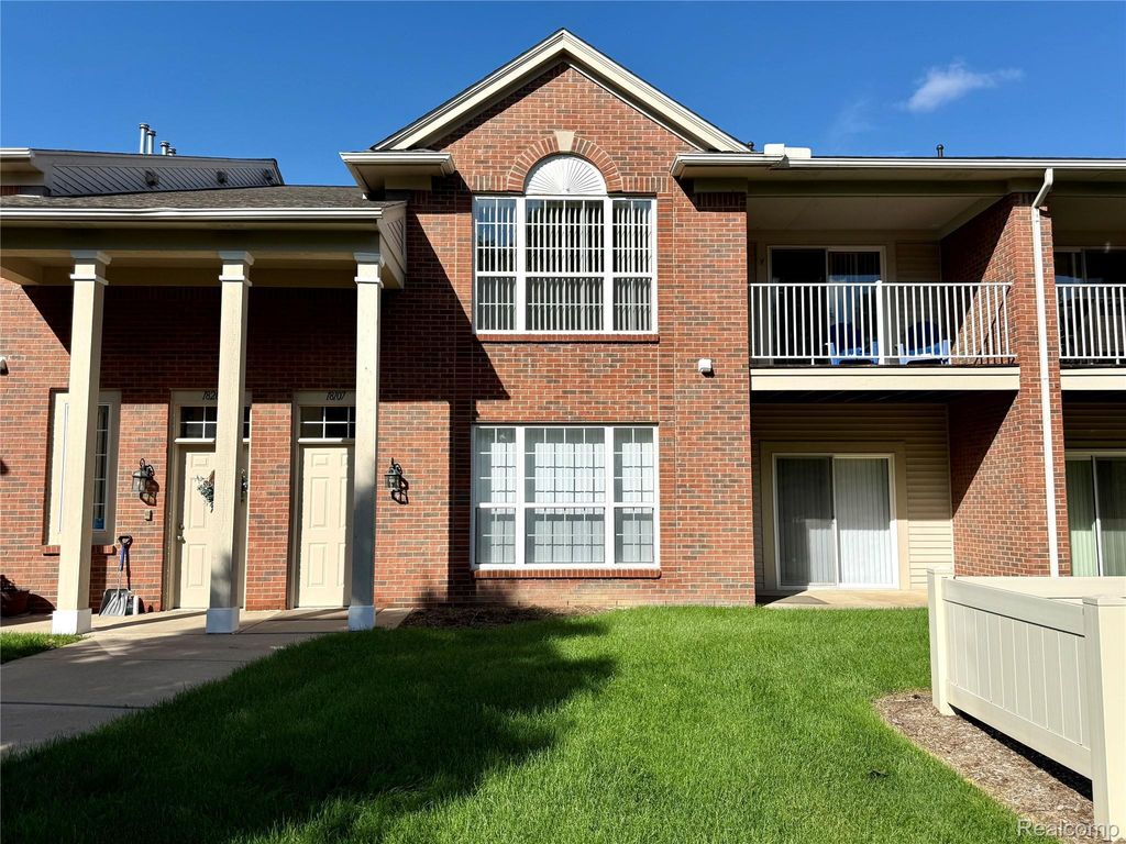18107 Chesapeake Circle, Commerce Twp
