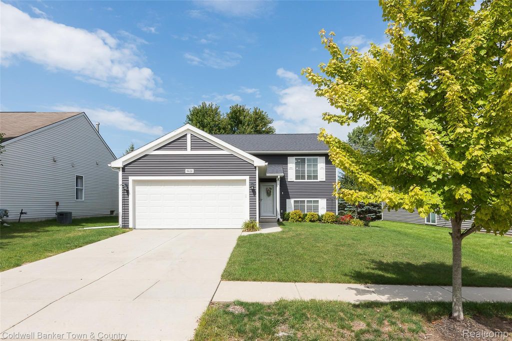 8614 Swartz River Drive, Handy township