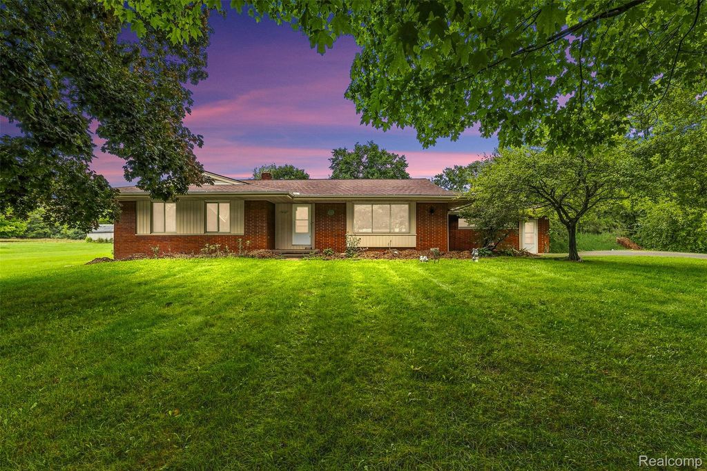 10407 Hegel Road, Atlas township