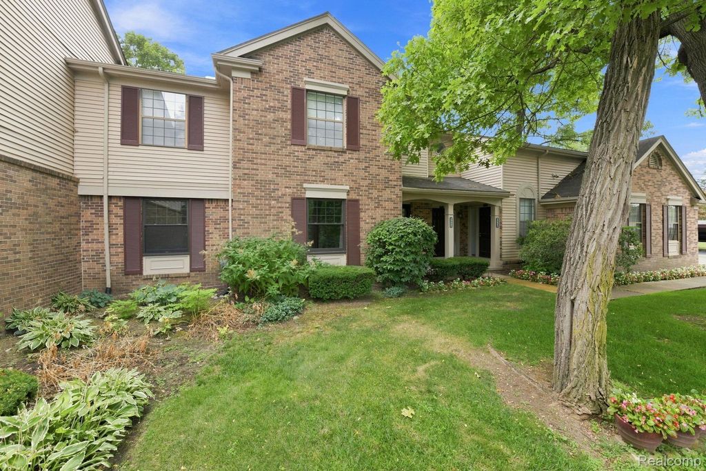 29690 Pine Ridge Circle, Farmington Hills city