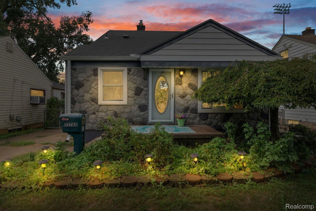 23765 Crossley Avenue, Hazel Park city