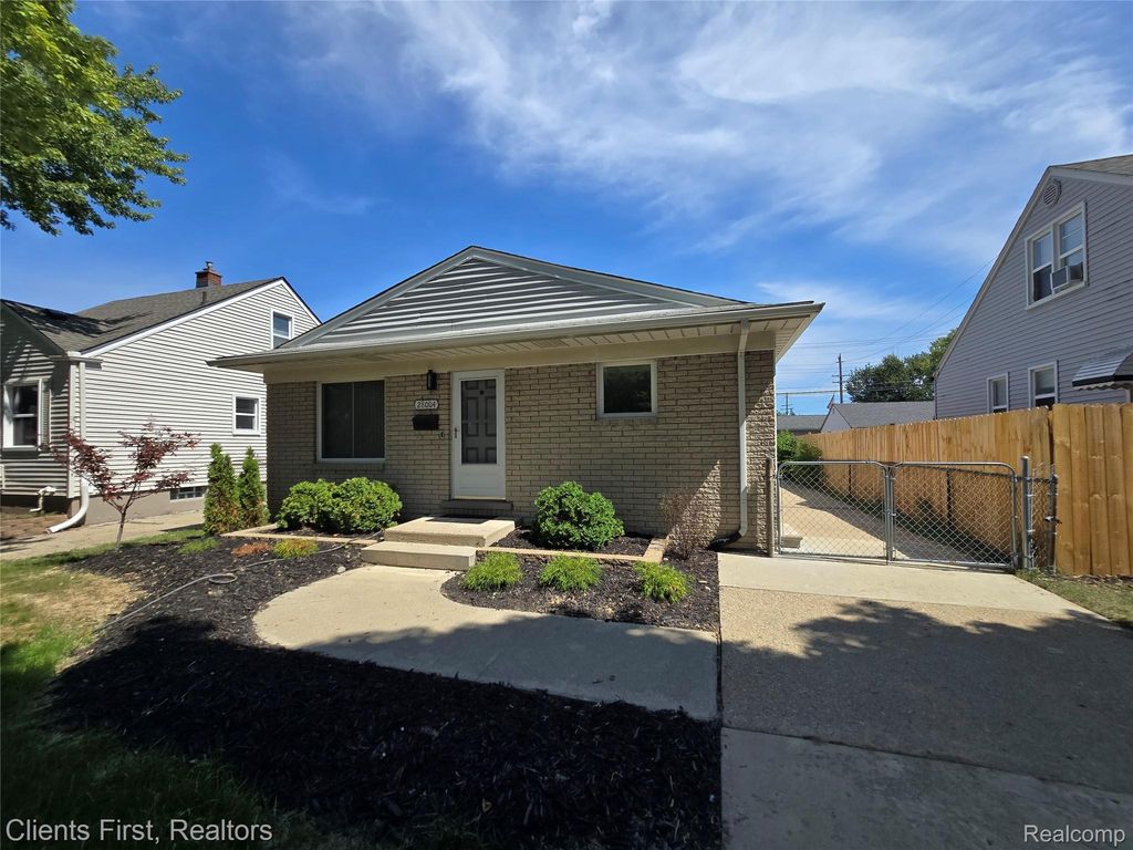 28004 Hughes Street, St. Clair Shores
