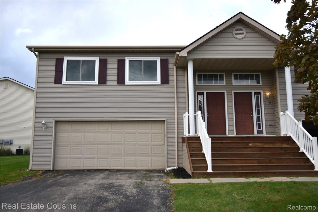 1166 Parklane Circle, Mundy township