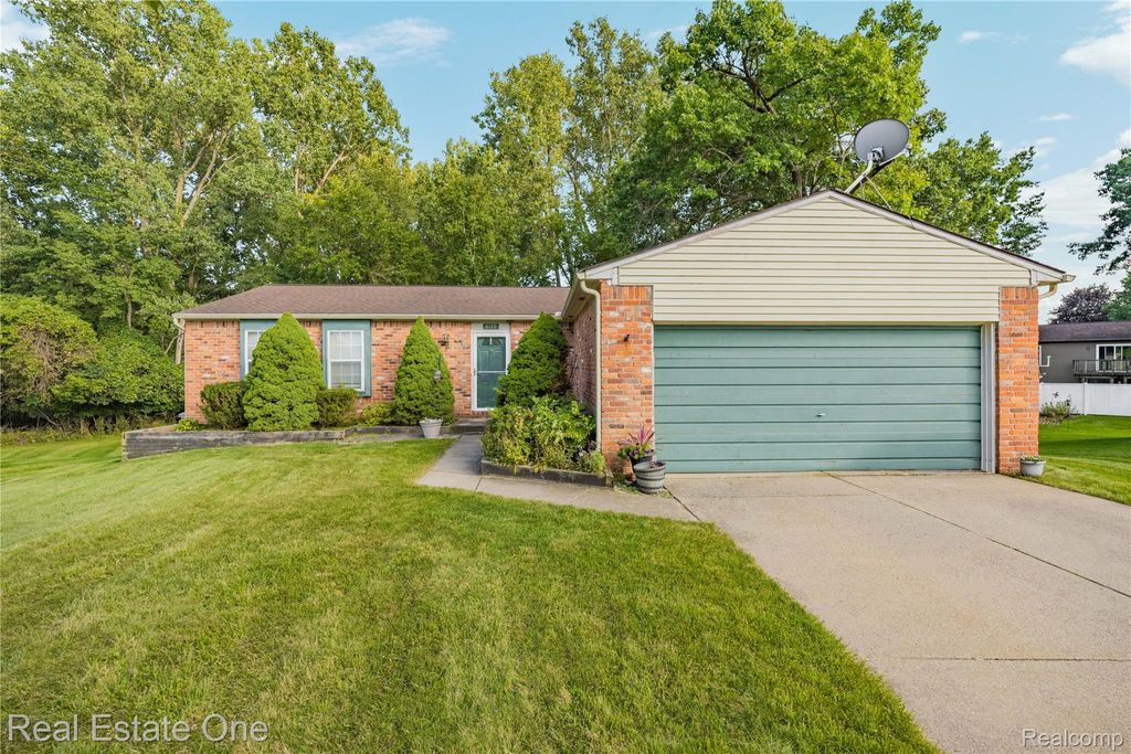 6159 Bay Court, Waterford charter township