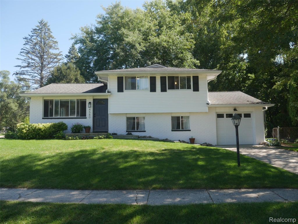 4580 Chadsworth Street, Commerce Twp
