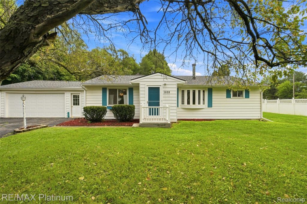 1609 W Dewey Road, Owosso charter township