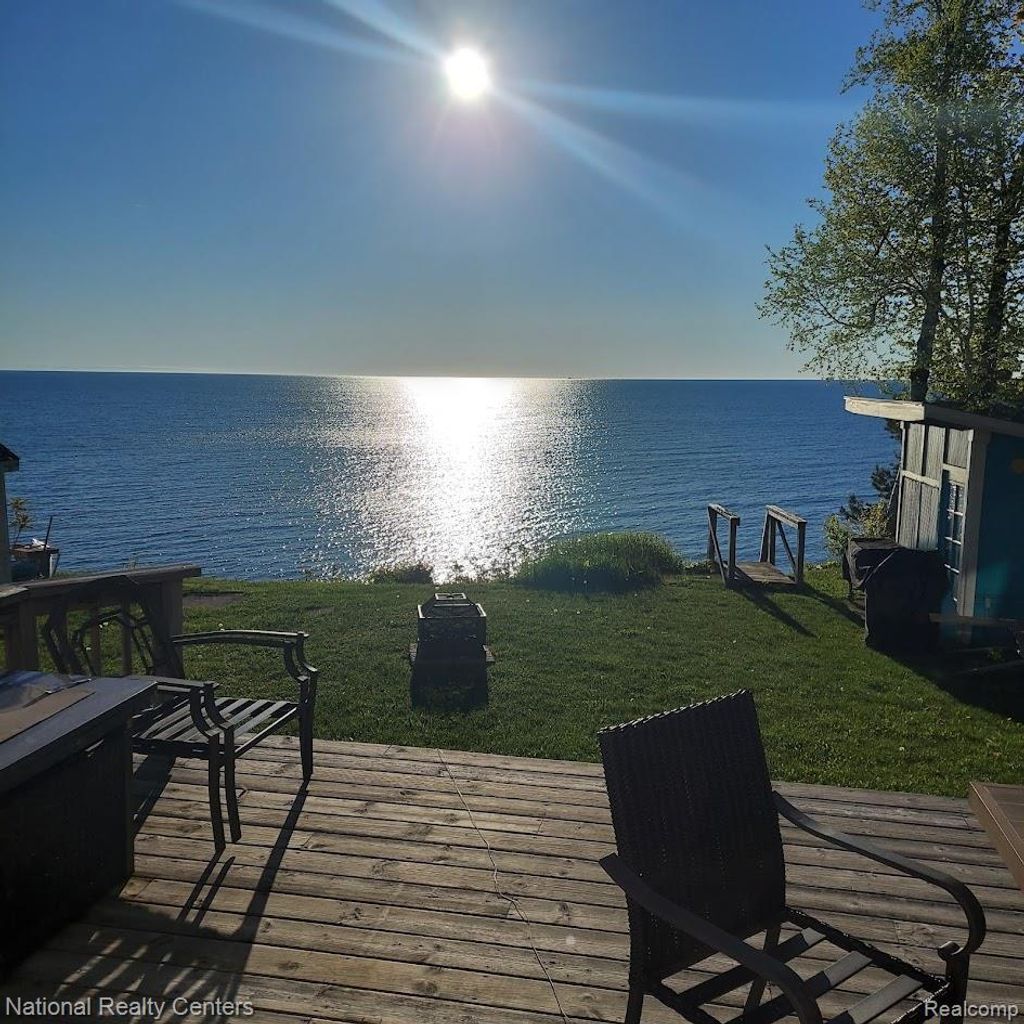 5824 Lakeshore Road N, Palms
