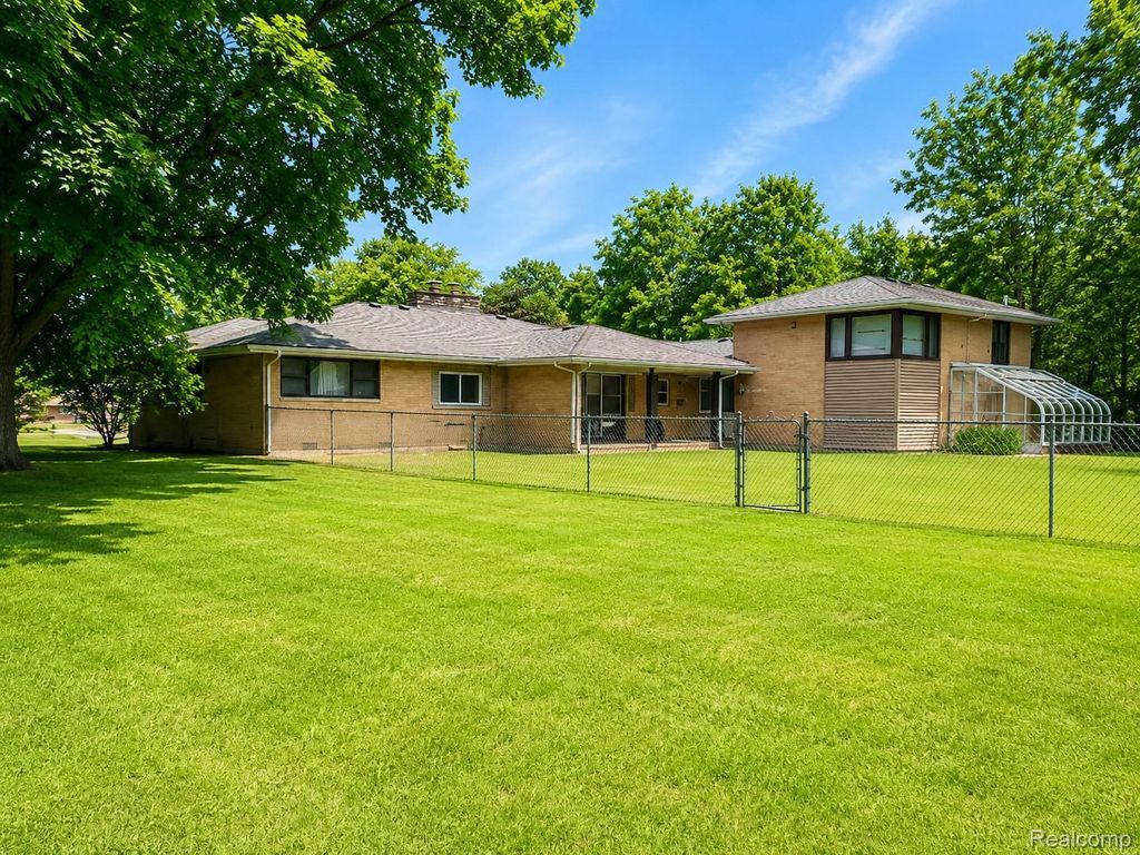 1690 N Center Road, Saginaw charter township