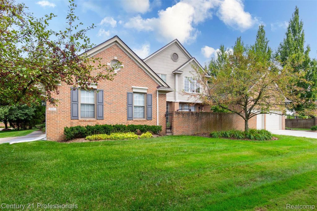 111 Charleston Drive, Troy