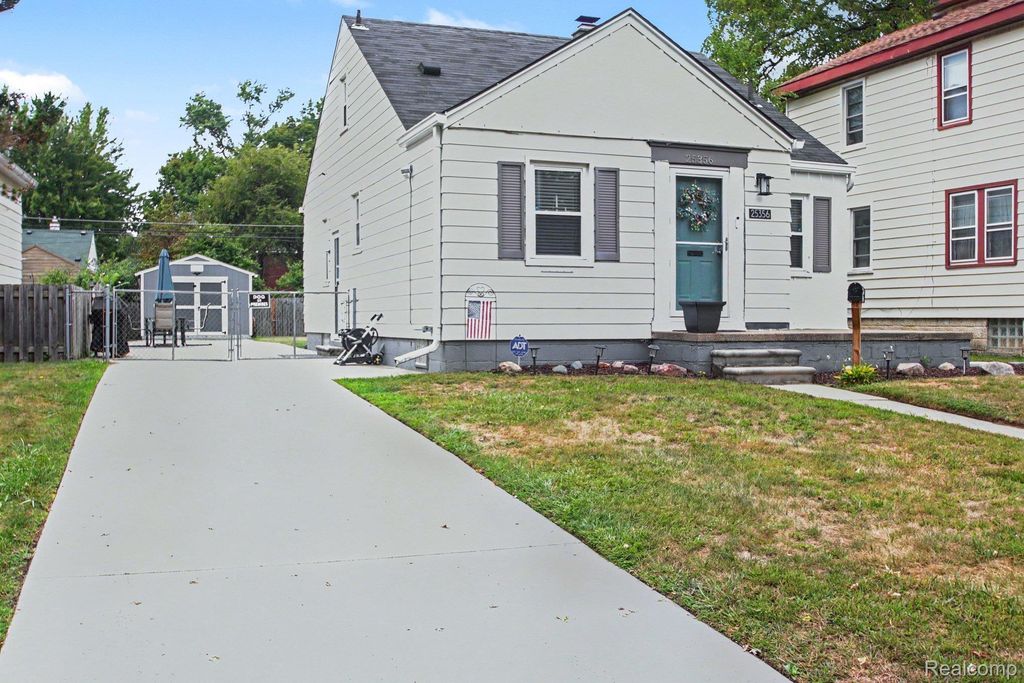 25356 Ivanhoe, Redford