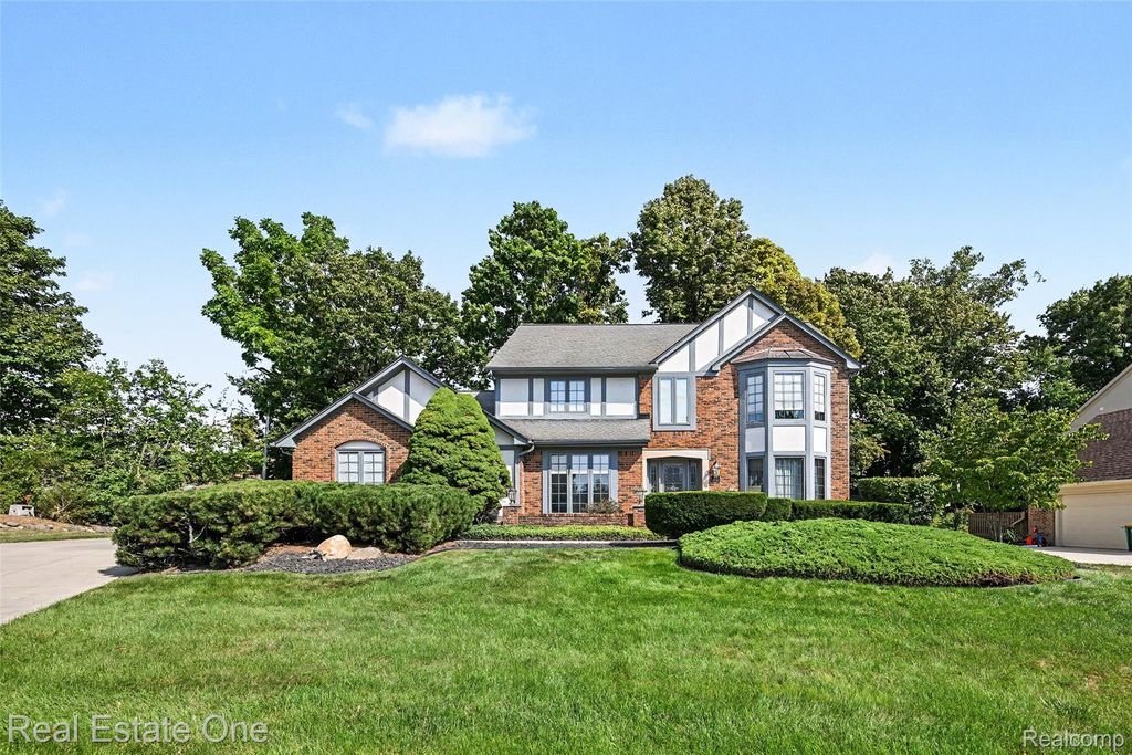 39052 Plumbrook Drive, Farmington Hills