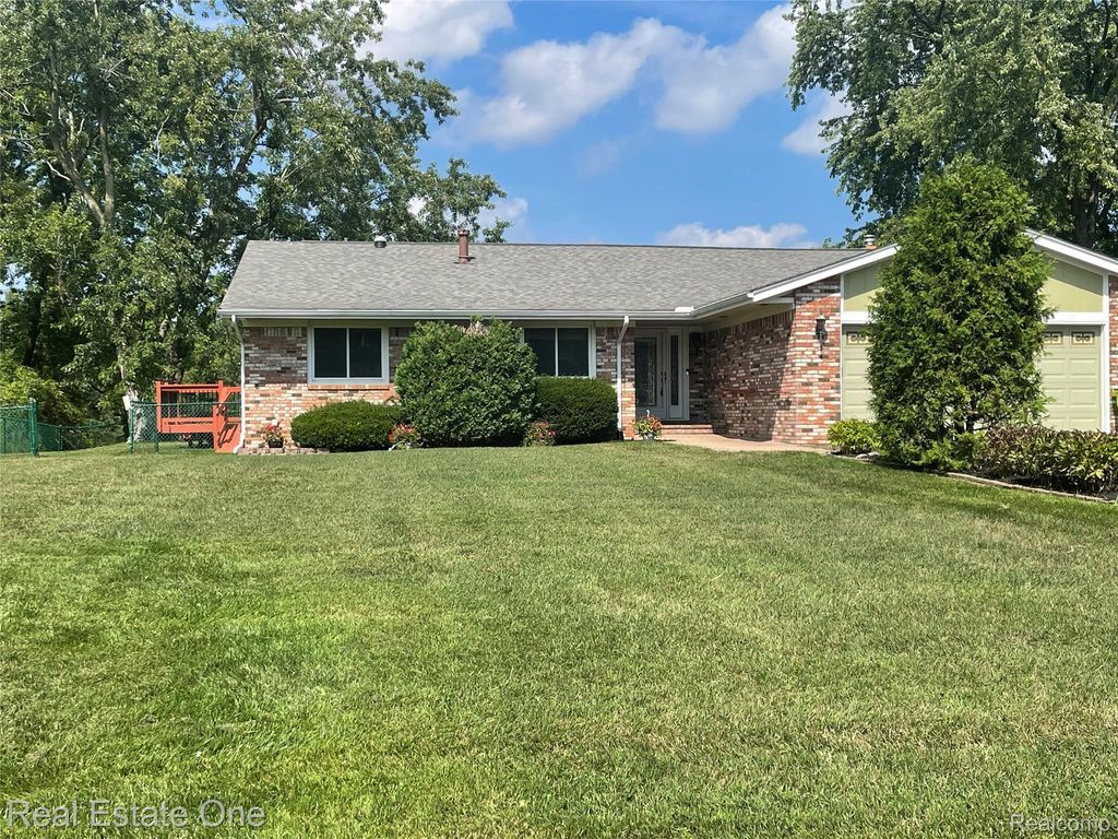 1910 Harwood Drive, Oxford charter township