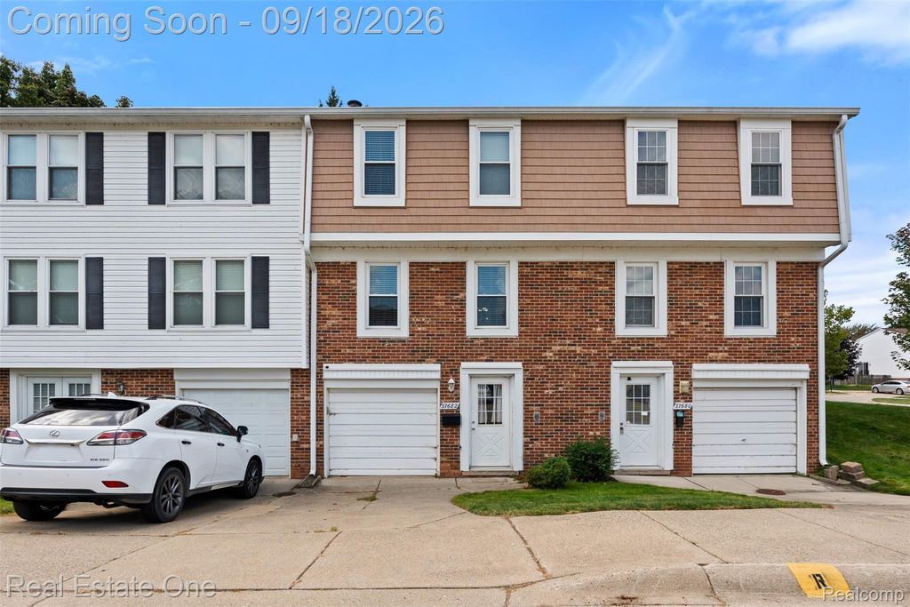 37682 Charter Oaks Boulevard, Clinton Township