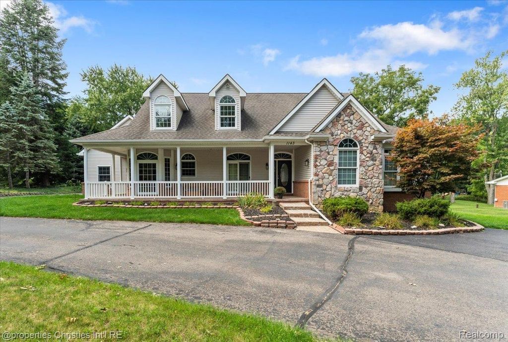 1143 Brewster Road, Rochester Hills