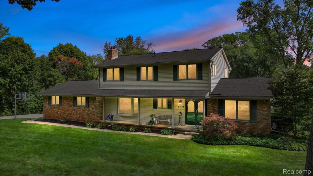 6025 Venice Drive, Commerce charter township