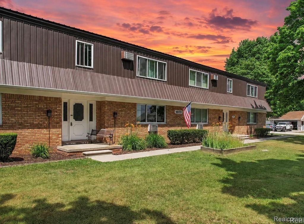 1600 Oakland Street A-3, St Clair