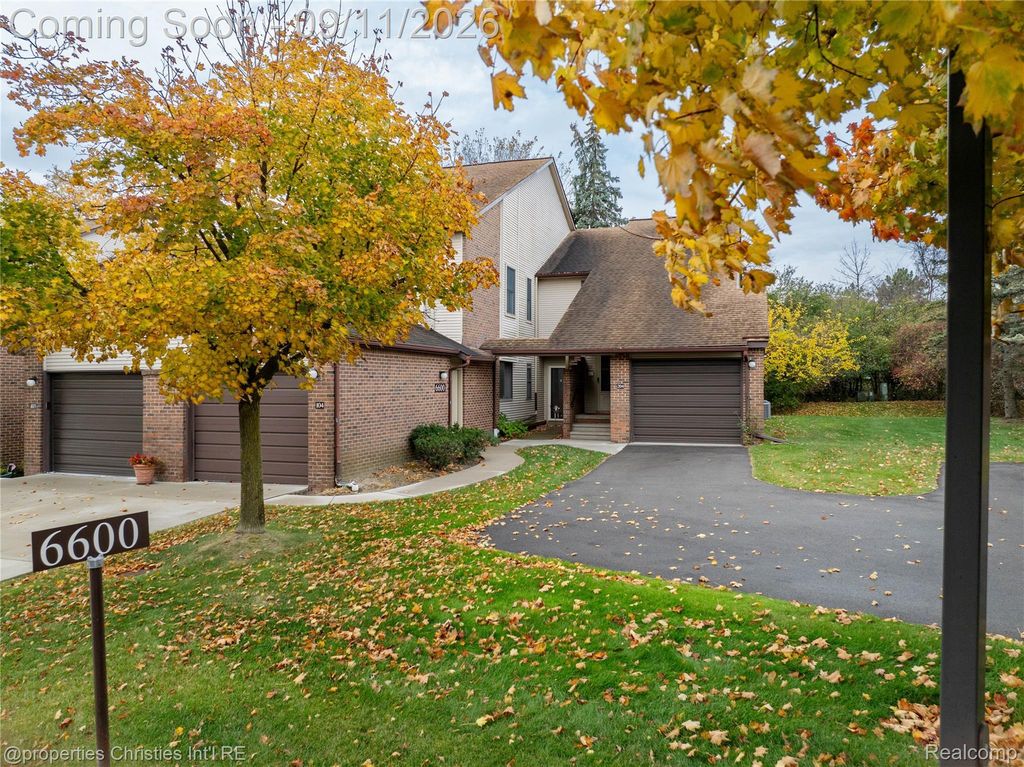 6600 Ridgefield Circle, West Bloomfield