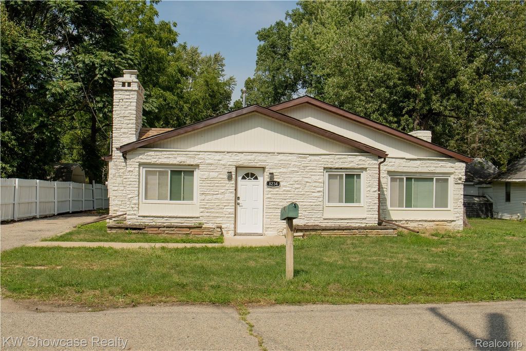 8234 Arlis Street N, Commerce charter township