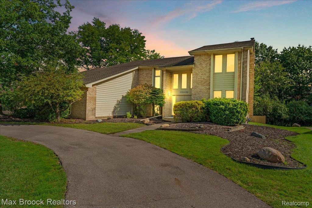 6343 Bauervic Boulevard, West Bloomfield