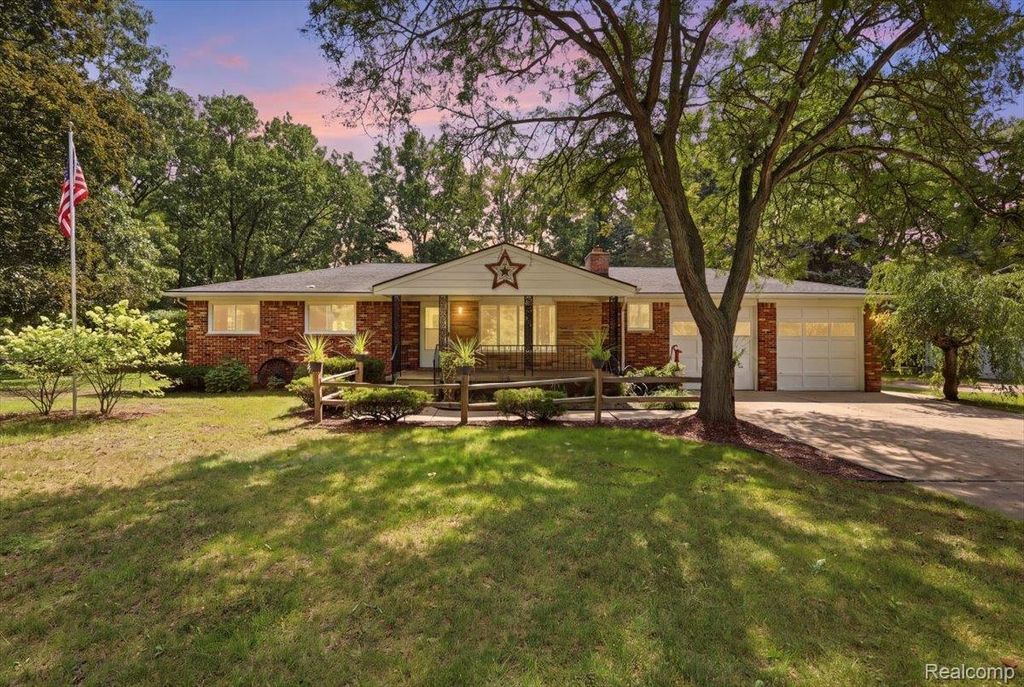 9985 Cedar Island Road, White Lake