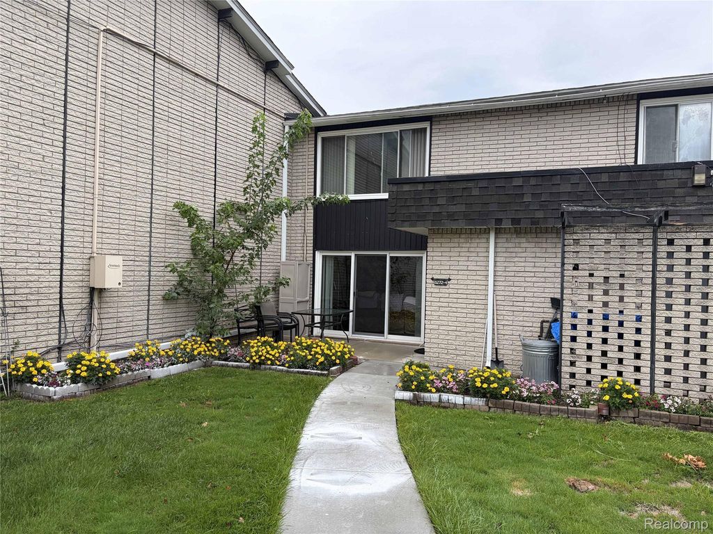 8272 Karam Boulevard 4, Warren