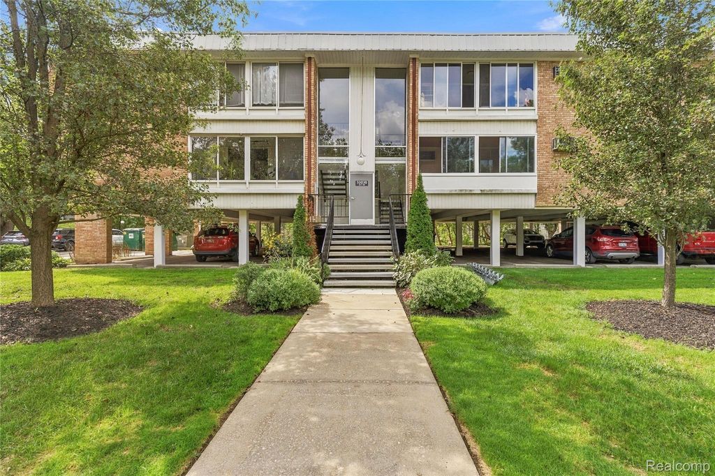 32030 Grand River Avenue 32, Farmington