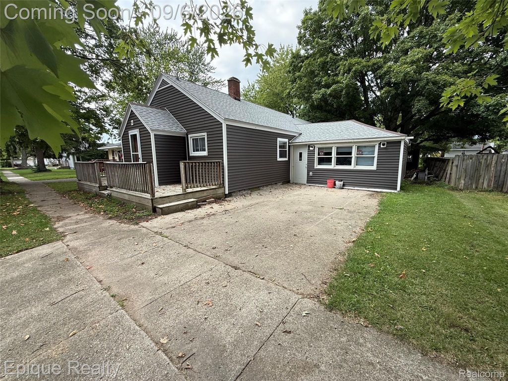 6327 Houghton Street, Cass City village