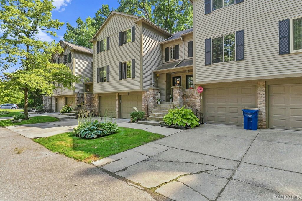 7109 Colonial Oaks Drive, Waterford