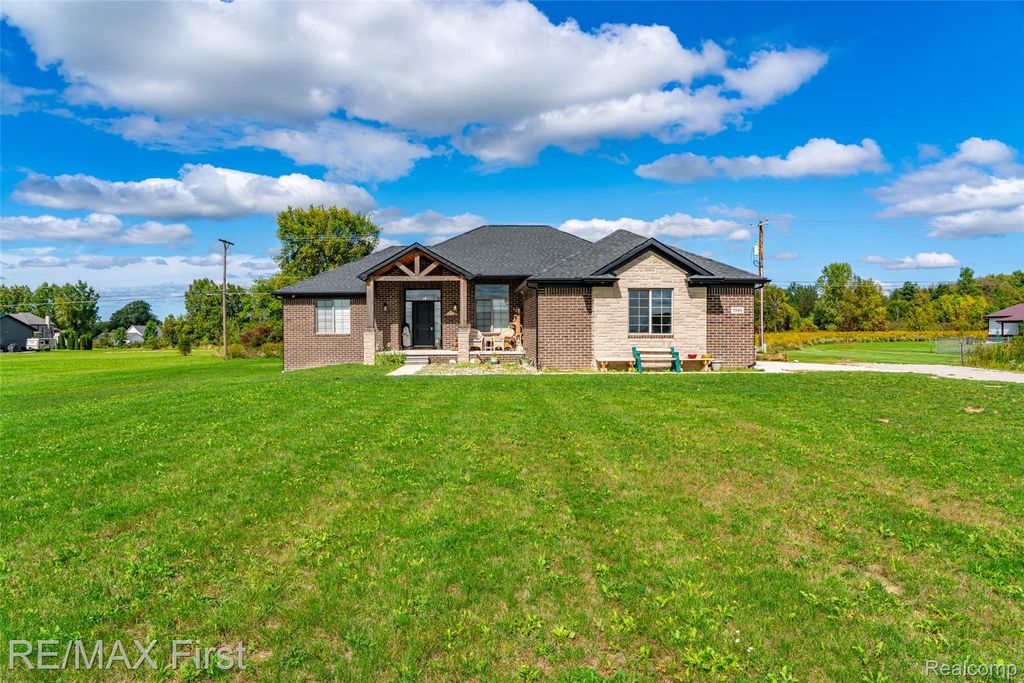 7065 Dryden Road, Almont