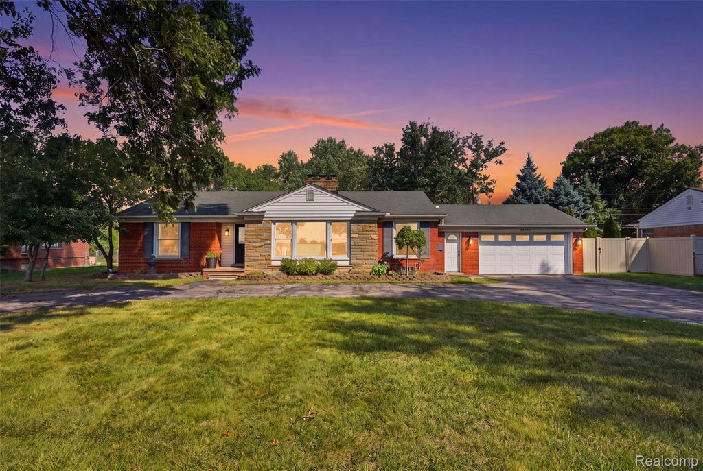 30952 Schoolcraft Road, Livonia