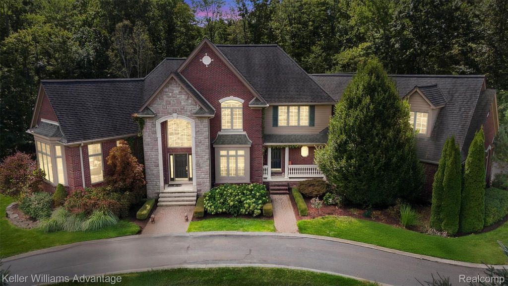 22101 Kettle Lake Road, Lyon charter township