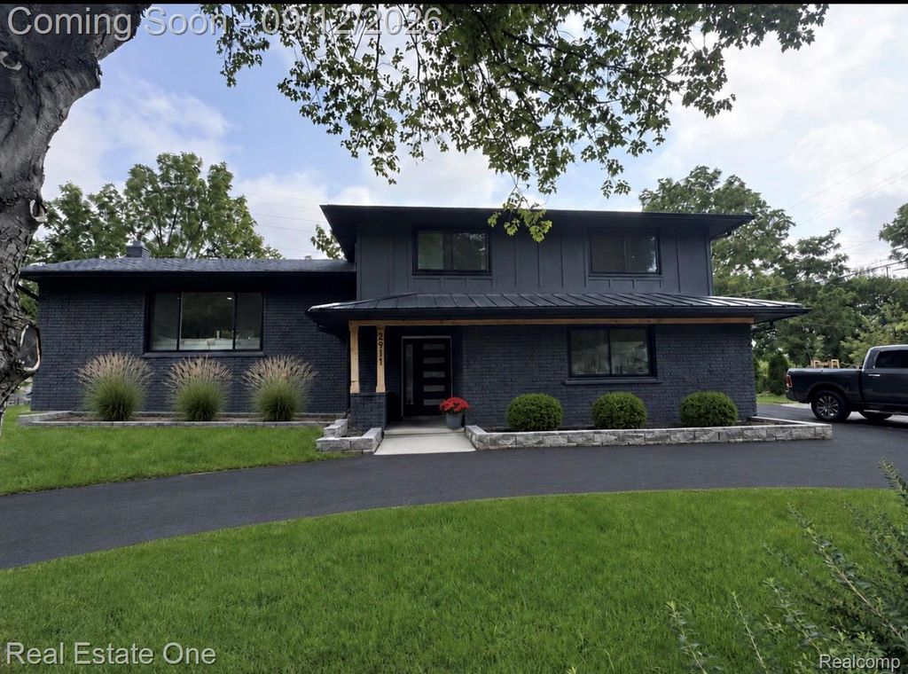 2911 Aldgate Drive, Bloomfield charter township